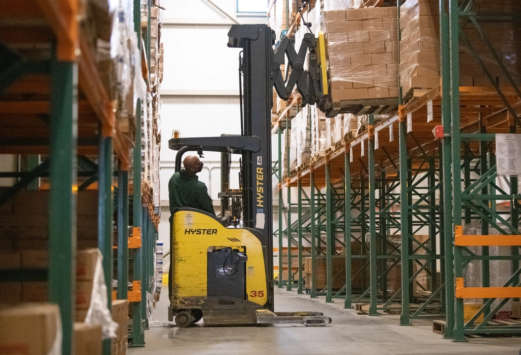 Armazém de consolidação com mercadoria organizada em prateleiras