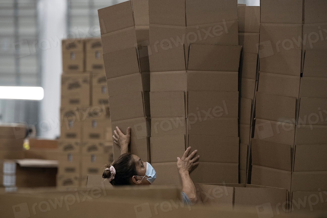 Caixas de papelão empilhadas prontas para embarque
