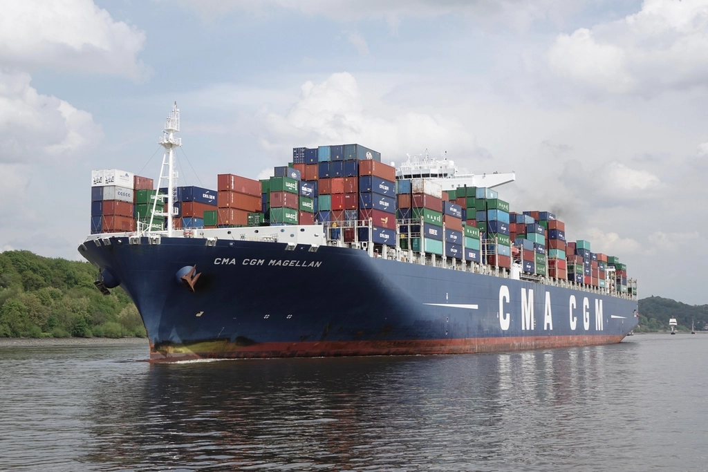 Navio porta-contêineres em terminal de carga